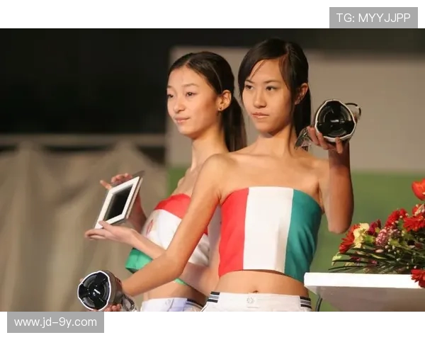 足坛十大足球宝贝排行榜揭晓 球场内外的美女风采大比拼